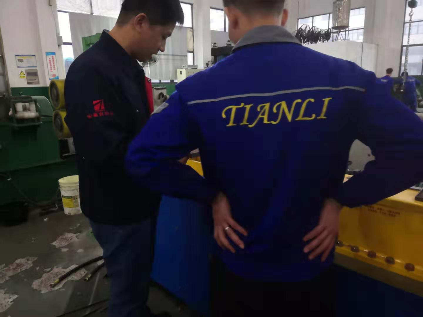 茄子网站在线观看售後工程師給客戶現場培訓