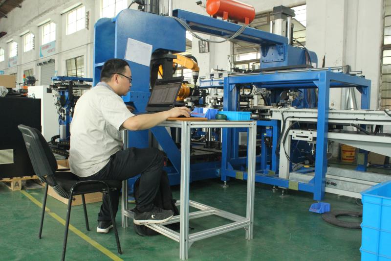 茄子网站在线观看電氣工程師專心致誌調試