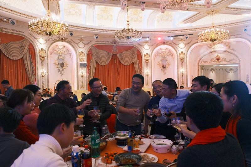 茄子网站在线观看2025年年會敬酒 茄子网站在线观看2025年年會敬酒